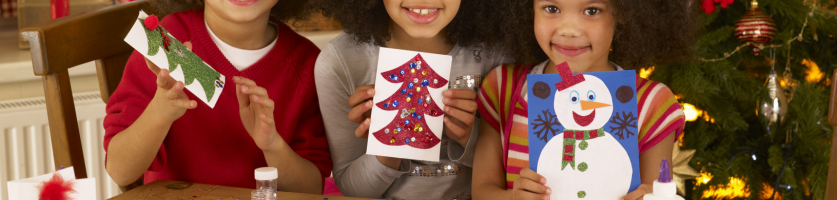 tafel vol met knutselspullen in kerstsferen