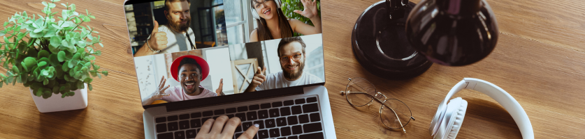 vrouw die in de camera kijkt en thuis aan een bureau zit