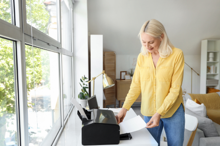 printer op een bureau in een thuisomgeving