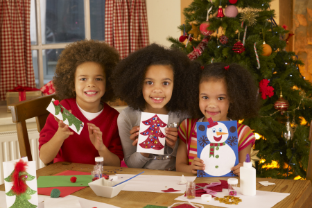 tafel vol met knutselspullen in kerstsfeer