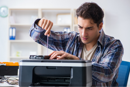 hand die een kwastje vasthoudt die een printer schoonmaakt