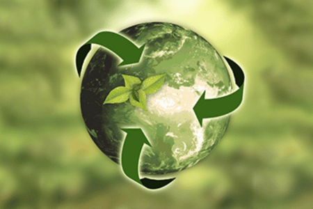 Groene aardbol met recycling-logo en plantje