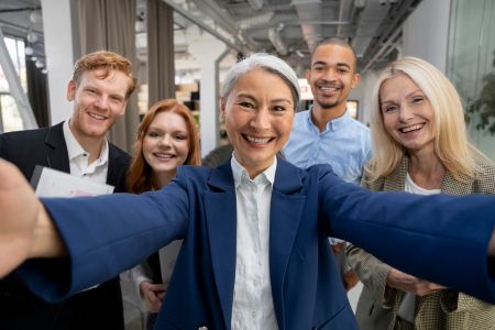 5 lachende collega's op een rij