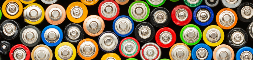 diverse soorten batterijen uitgestald op een tafel