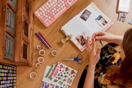 foto van bovenaf genomen van iemand die een bullet journal aan het maken is