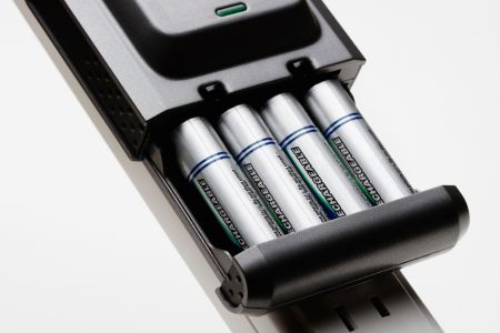 Foto van vier penlite-batterijen in een oplader