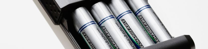 vier oplaadbare batterijen in een oplader