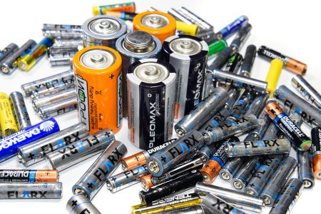 diverse soorten batterijen uitgestald op een tafel