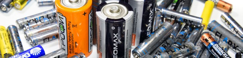 serie verschillende batterijen die uitgestald liggen op de tafel