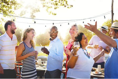 Vrolijke en zomers geklede mensen op een borrel